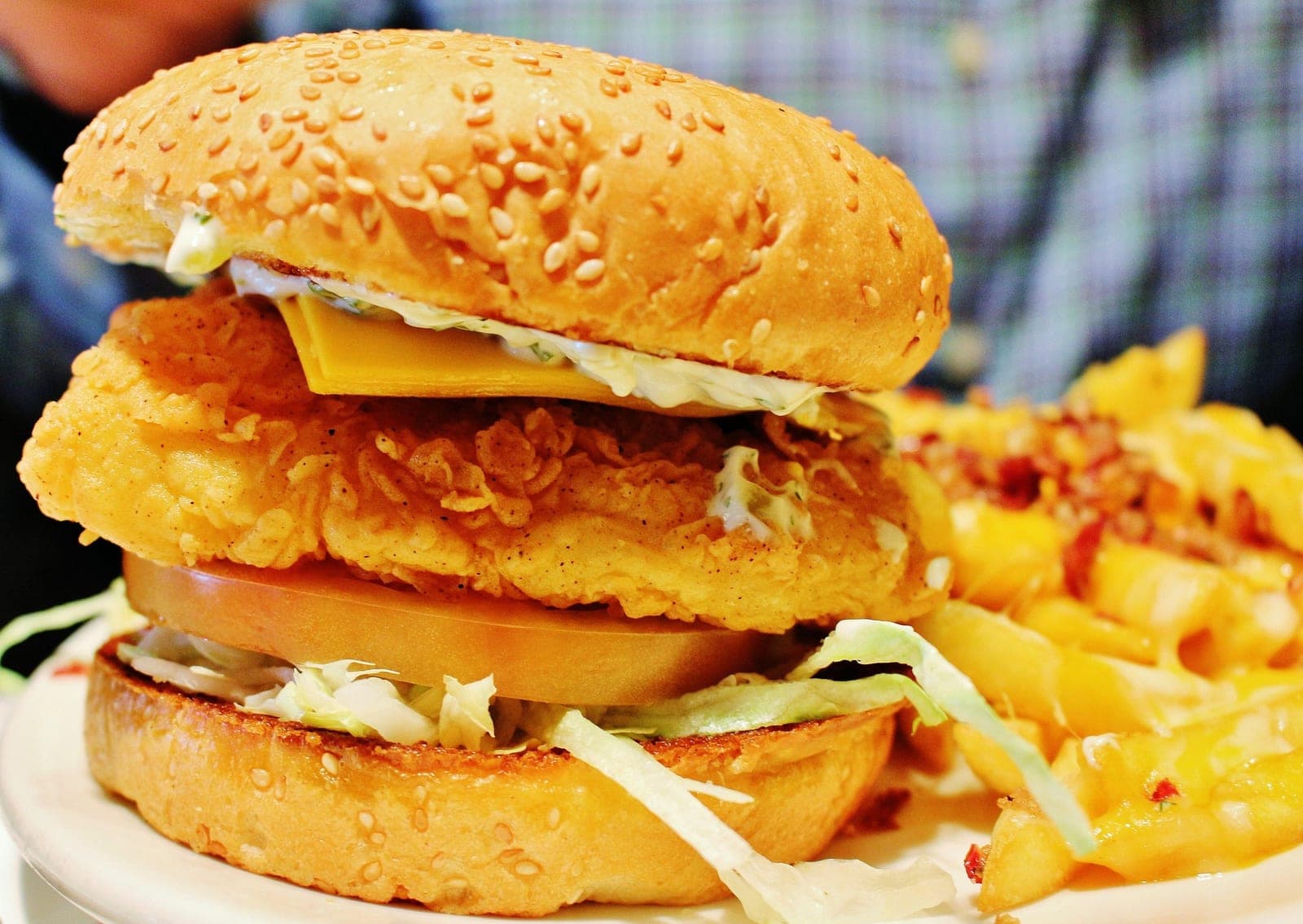 Çift köfteli, cheddarlı burger