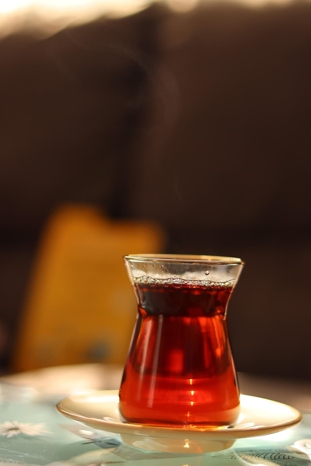 İnce belli bardakta demli çay, sabah ışığında