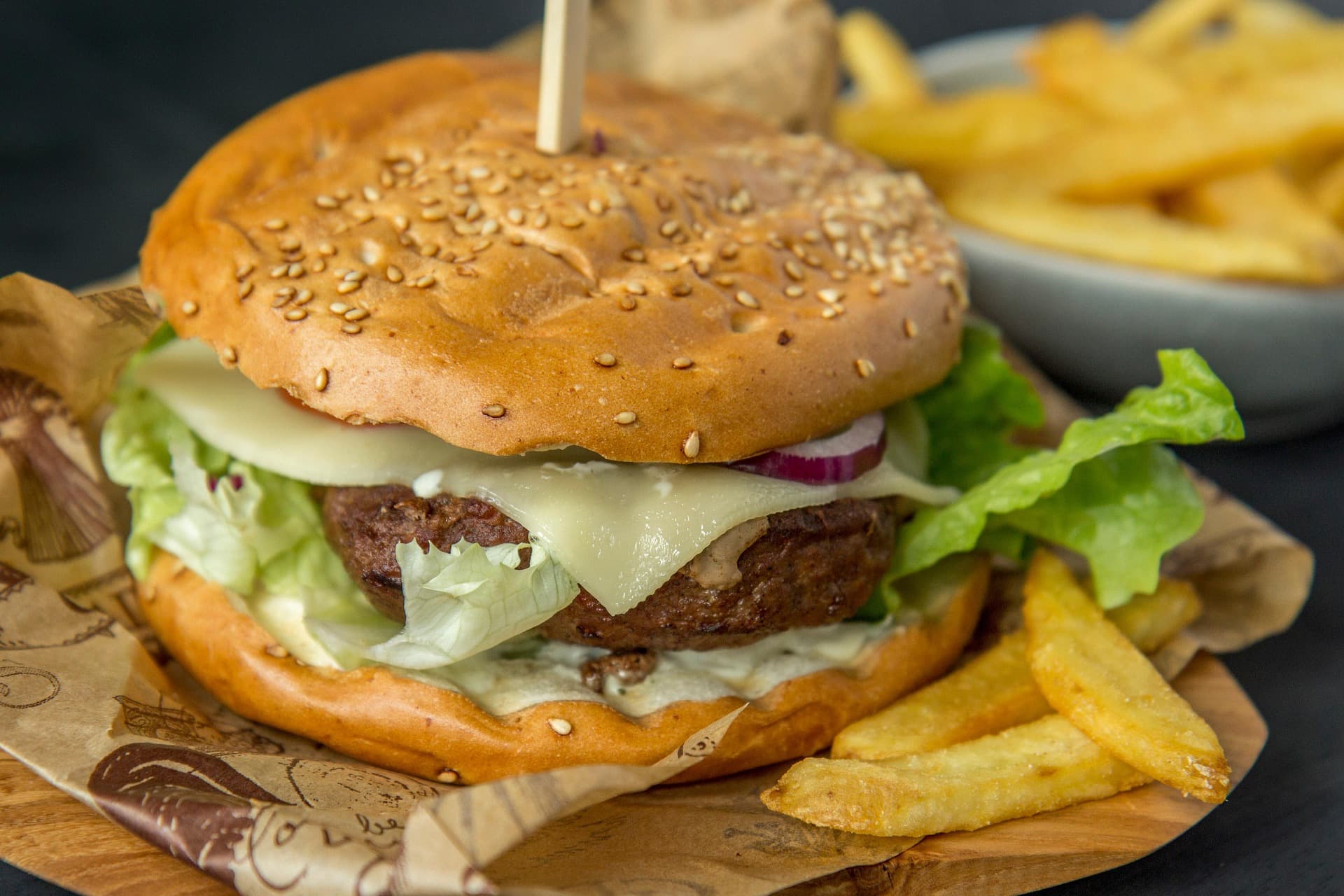 Susamlı ekmekte klasik cheeseburger ve patates