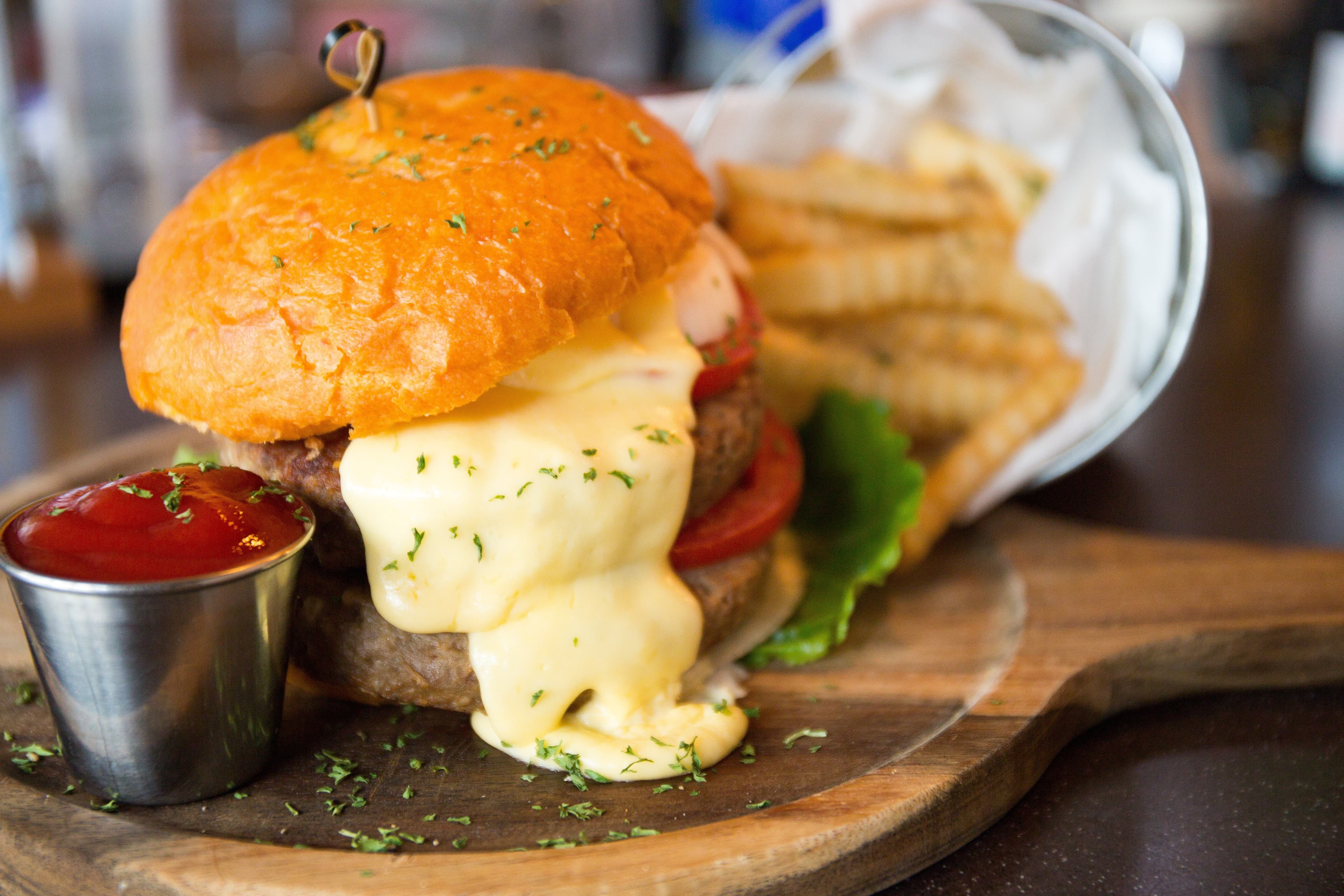 Ateşte hazırlanan imza burger